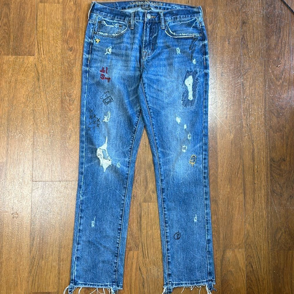 AEO Distressed Embroidered Graffiti Raw Hem Skinny Jeans in Sz: 32 32
